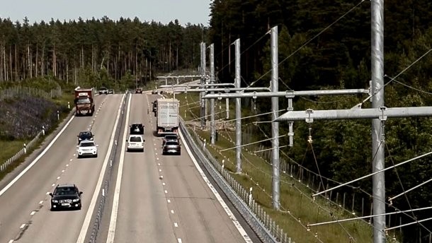 Першу у світі електродорогу для вантажівок тестують у Швеції